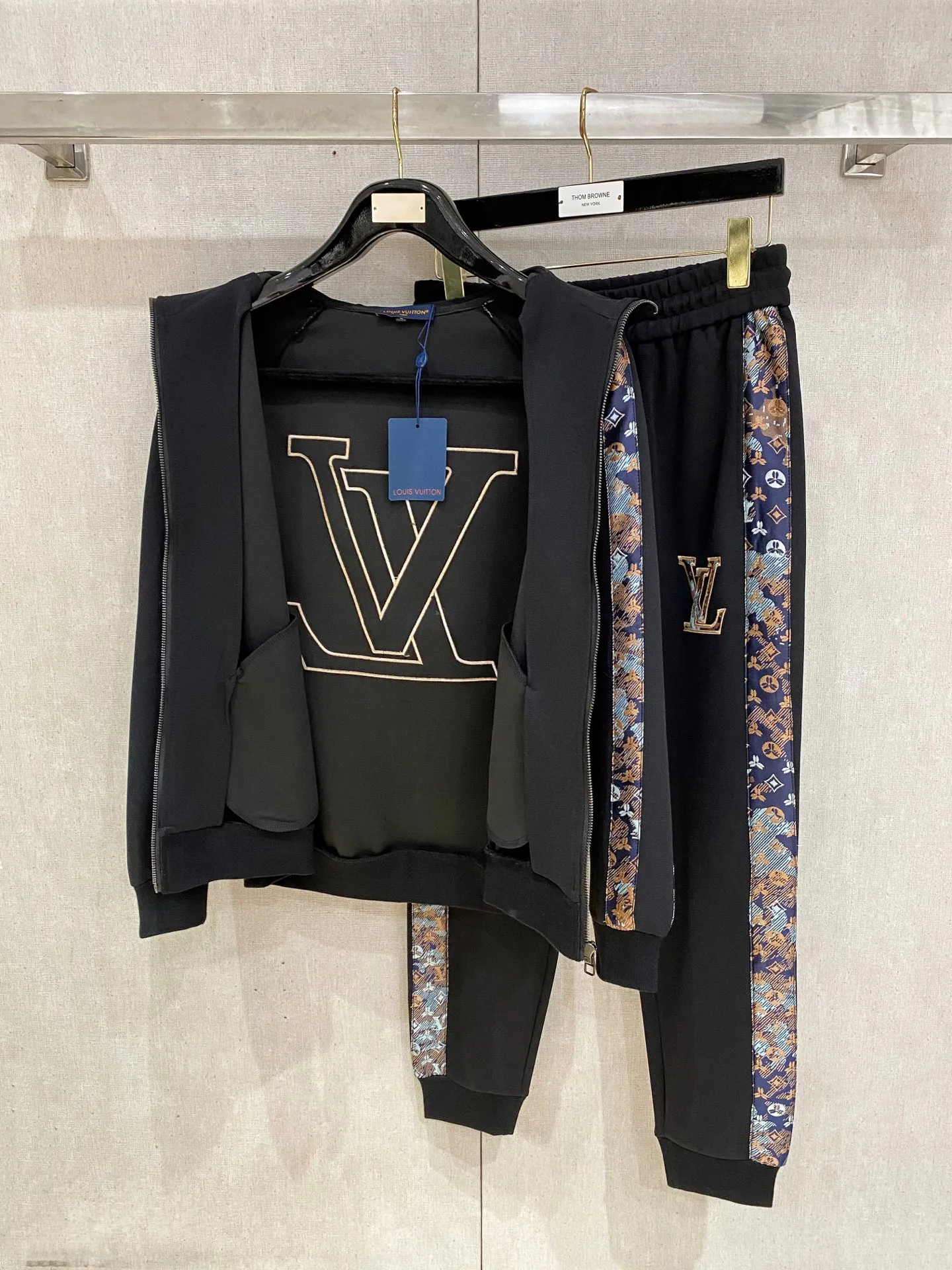 🅿️720 LV hot-selling suit is coming. Focus on the original version of the official website. 2025 new hot-selling cardigan suit. The original order is the best. 🇭🇰The meticulous work of top designers. It has a fitting and perfect upper body effect. All-natural high-quality Tencel Roman cotton 100%, close-fitting comfort, noble and elegant! Original hardware embodies elegance and nobility! Counter size: M-3XL (maximum wear up to 190 pounds)